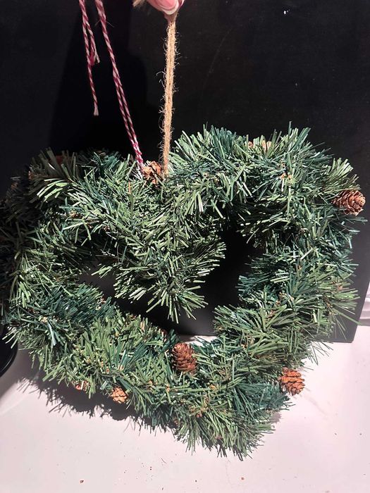 Sztuczny wieniec w kształcie serca z szyszek