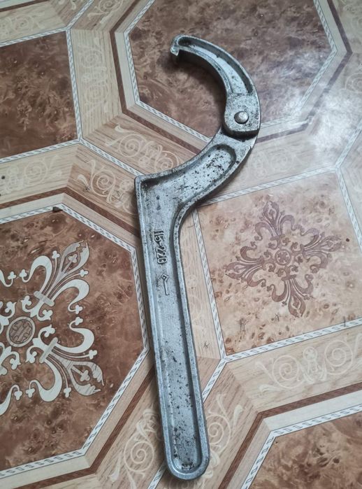 Ключ серпоподібний для круглих шліцових гайок.