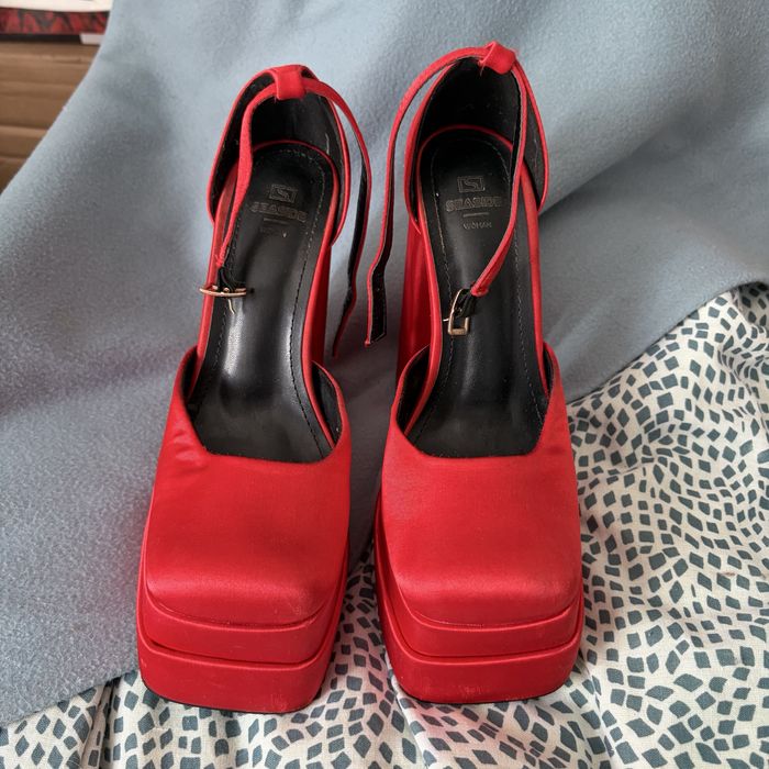 Czerwone wysokie buty na platformie