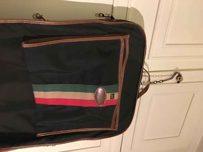 Porta fatos de viagem, Lark