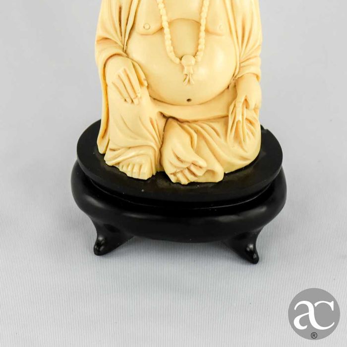 Figura de Buda sorridente em material sintético, meados do séc. XX