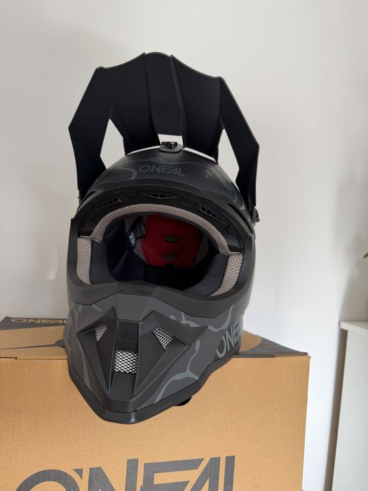 czarny kask ochronny