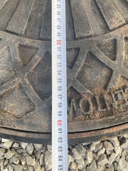 Pokrywa wlaz studzienki kanalizacyjnej z pierscieniem zeliwo