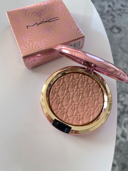 MAC rozświetlacz extra Dimension skinfinish