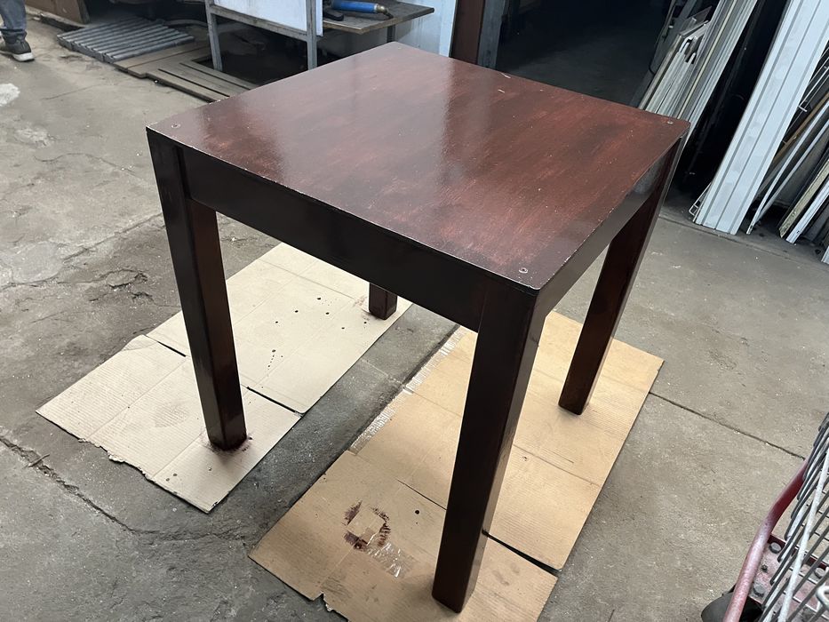 Mesa em Madeira 66cm x 66cm