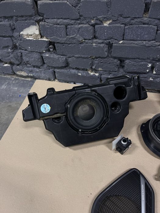 Комплект динаміків колонки усілок саббуфер накладки Audi A4B9 allroad