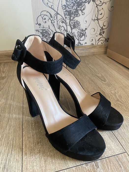 Czarne sandały na słupku Kendall