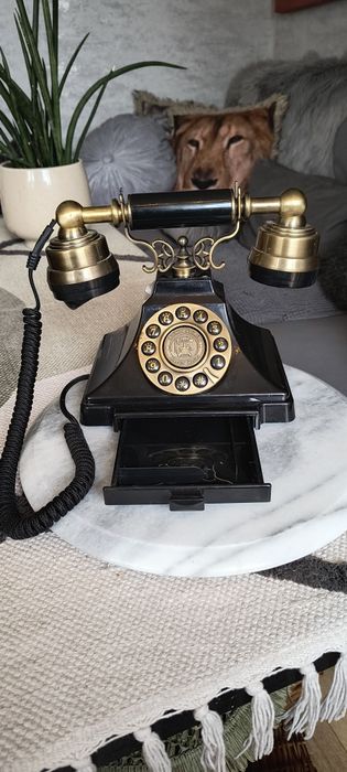 Telefon stacjonarny Retro w starym stylu.