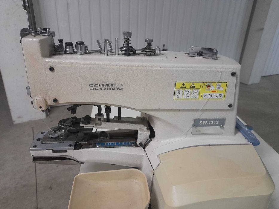 Máquina de pregar botões sewmaq 2e4furos e em cruz.