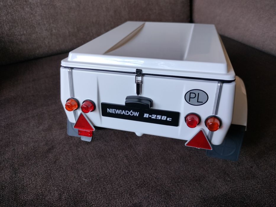 Model przyczepki Niewiadów N-250c, skala 1:6 od Hachette