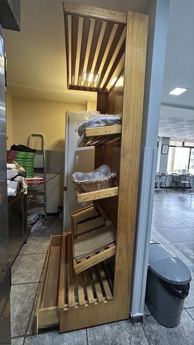 Estante para pão em madeira