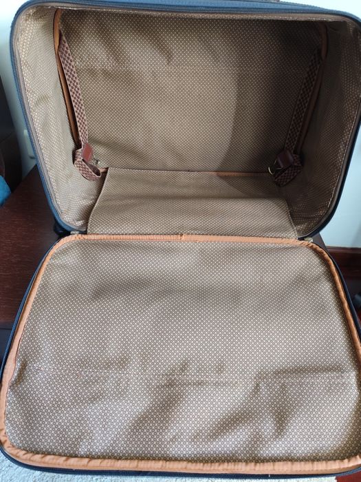 Mala de viagem em bom estado