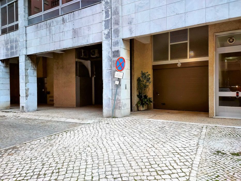 Lugar de Garangem junto ao Metro Lumiar