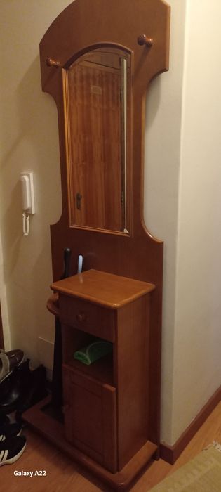 Bengaleiro como novo ,cor cerejeira com vidro  .