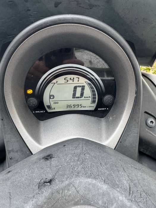 Yamaha Nmax 125 de garagem, inclui Casaco, capacete, top case e luvas.