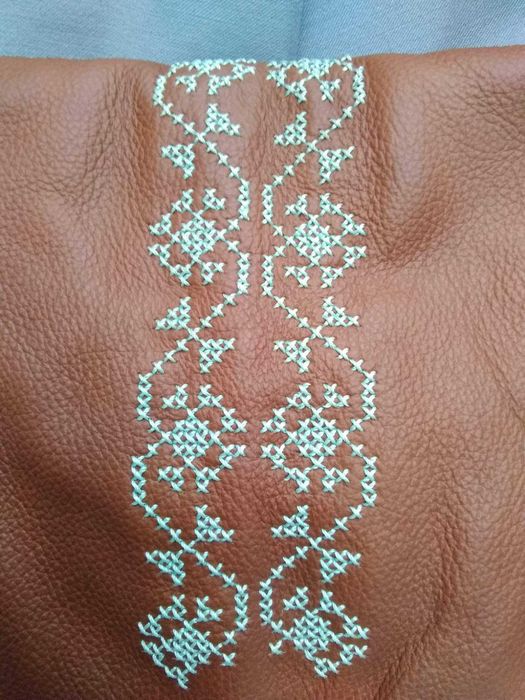 Torebka haftowana na skórze