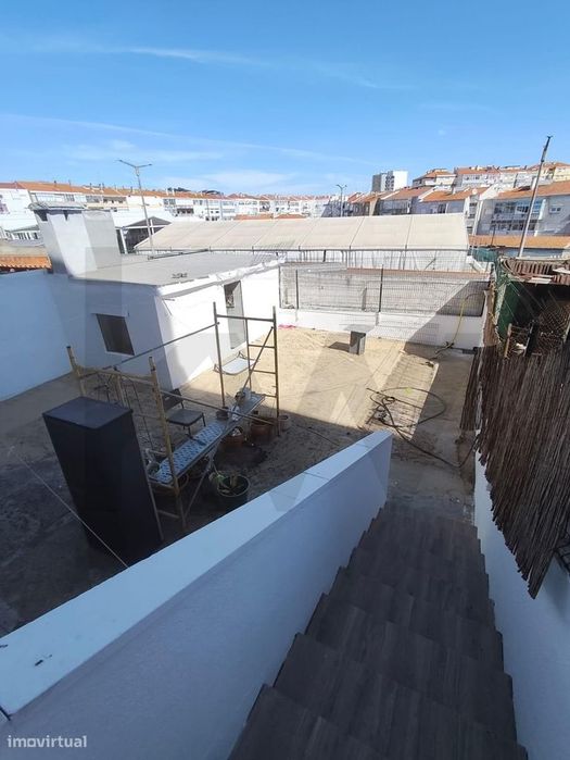 Apartamento T2 Totalmente Remodelado Com Logradouro – Cruz De Pau