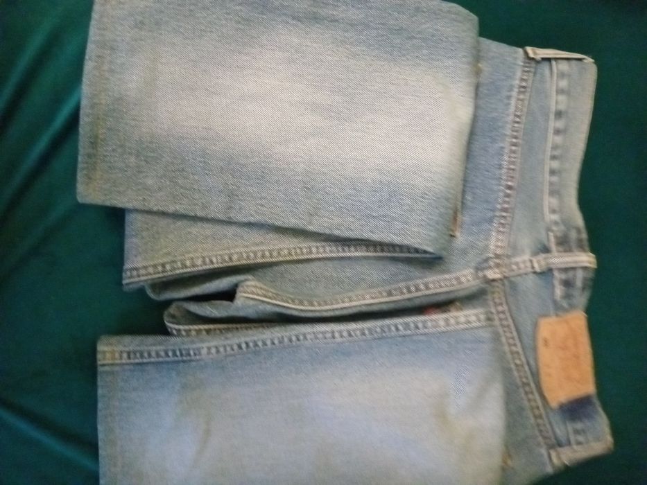 Продам нові  джинси Levi's 30/32