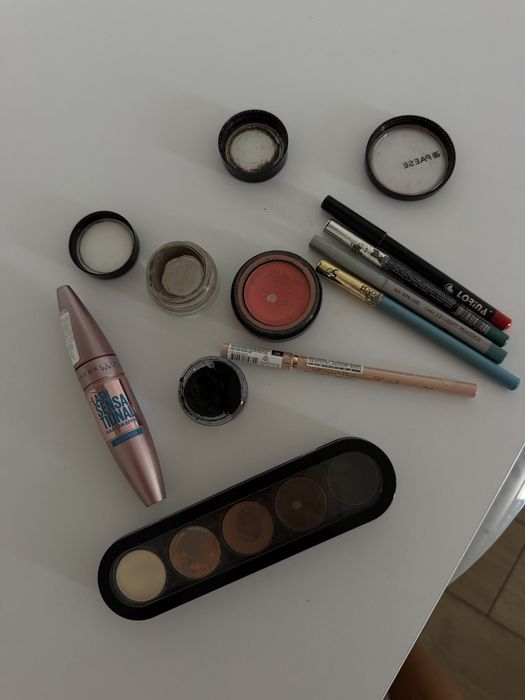 Тіні Atelier, підводка Inglot, румяна Paese, олівець для каялу світлий, олівці для очей, губ, водостійка туш