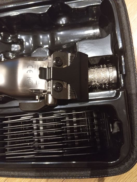 Maszynka do strzyżenia włosów VGR Pro

V-007 a Clipper, Guide Carriba