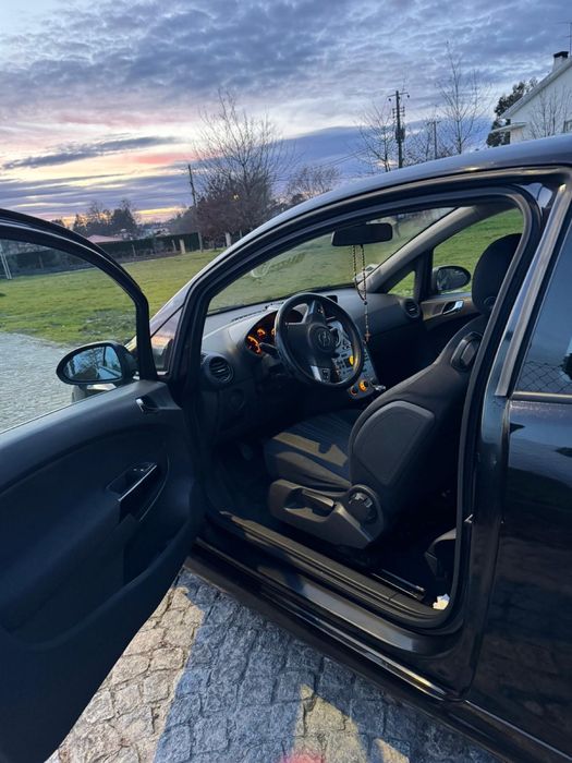 Carro opel corsa preto modelo 2009, gasóleo.