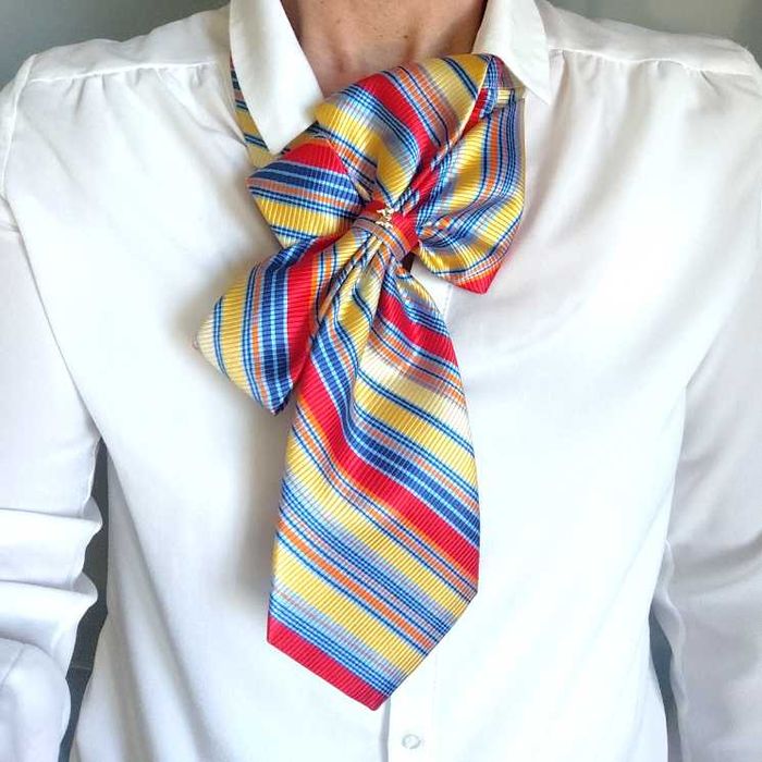 Piękny krawat damski do koszuli, bluzki, swetra