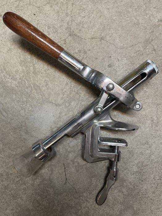 Saca rolhas de mesa com cabo em madeira cromado e dourado