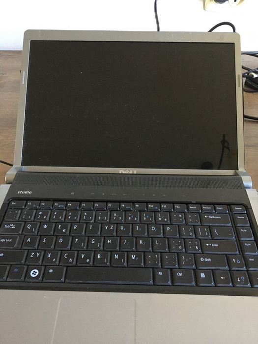 Продам ноутбук Dell на запчастини ВМИКАЄТЬСЯ