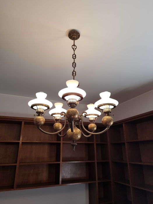 Candeeiro de Teto Vintage em Bronze e Vidro Opalino – Estilo Clássico
