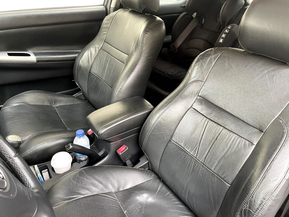 Toyota Corolla Hatchback E12U 1.4 VVT-i Full Extras + Jantes 16" + Bancos em Pele