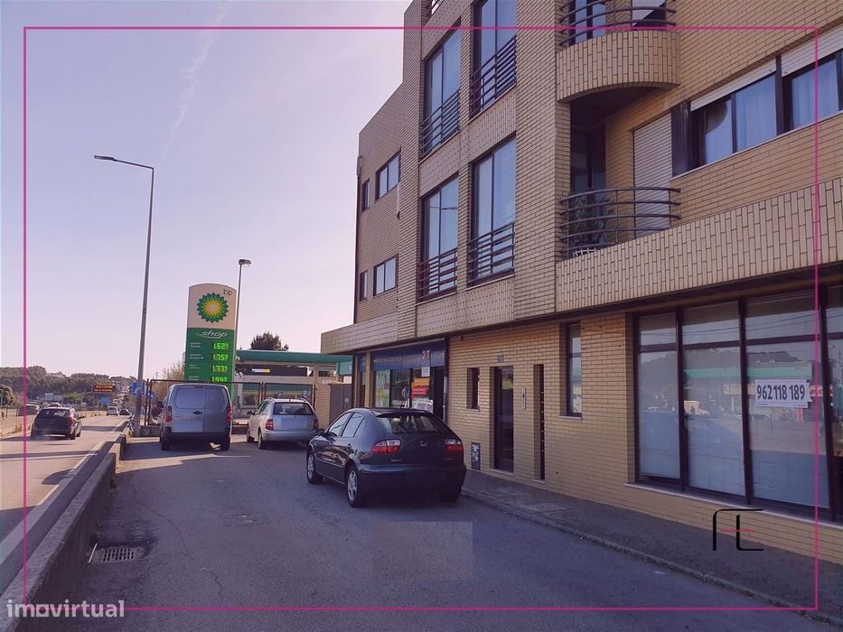 Loja de rua com 211 m2, frente para EN 109, Valadares