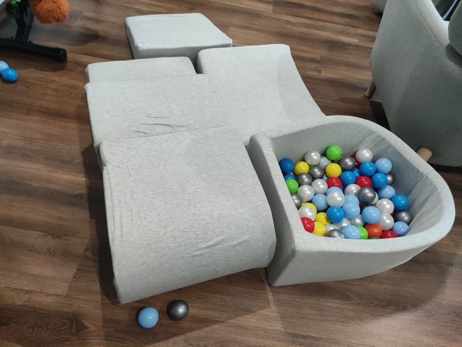 Piankowy tor przeszkód, basen z kulkami