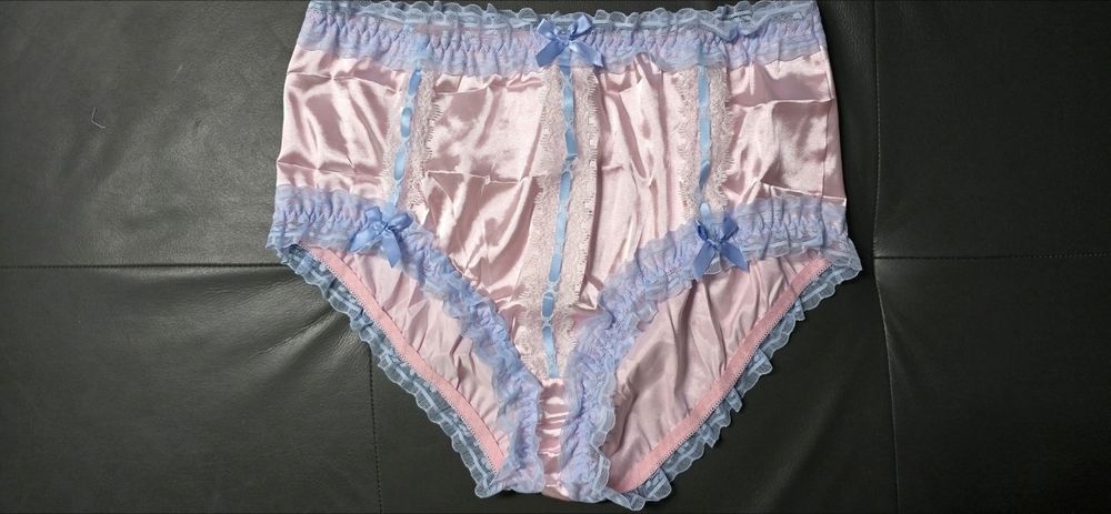 Dwie Pary Ślicznych Satynowych Damskich Majtek  Roz. 2XL, XL