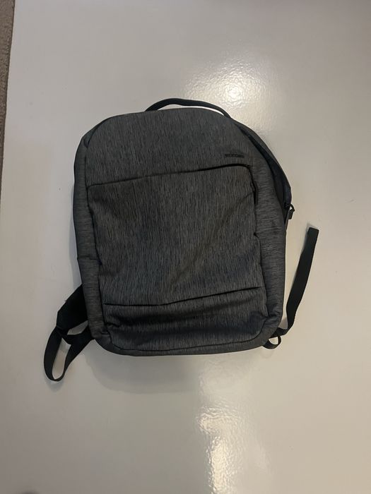 Mochila incase com compartimento para PC e bolso frontal