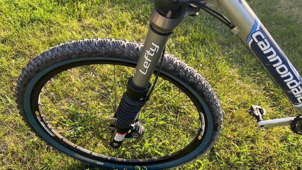 Rower na najlepszych podzespołach Cannondale lefty.