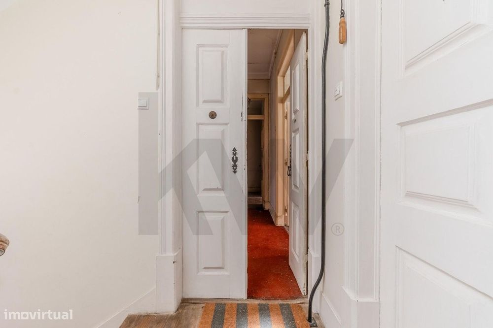 Apartamento de carácter para reabilitação na Calçada de Santana, Lisbo
