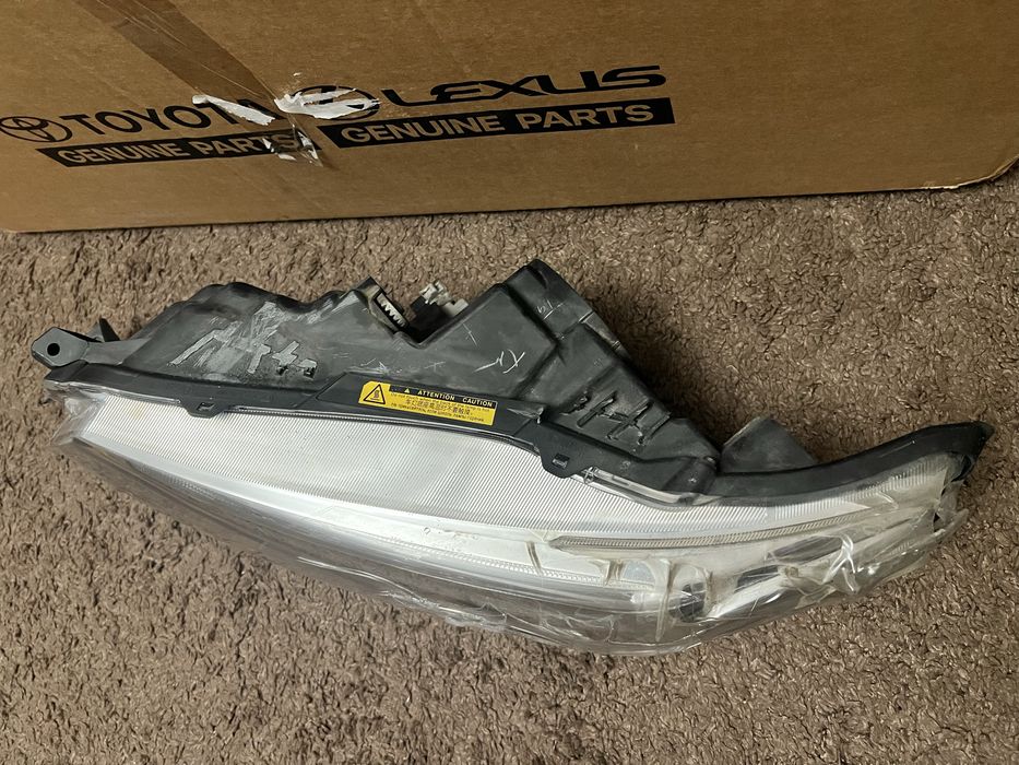 Фара від тойота венза 2013