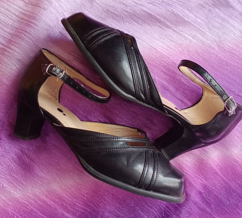 Czarne buty damskie na stabilnym obcasie,z paskiem.
