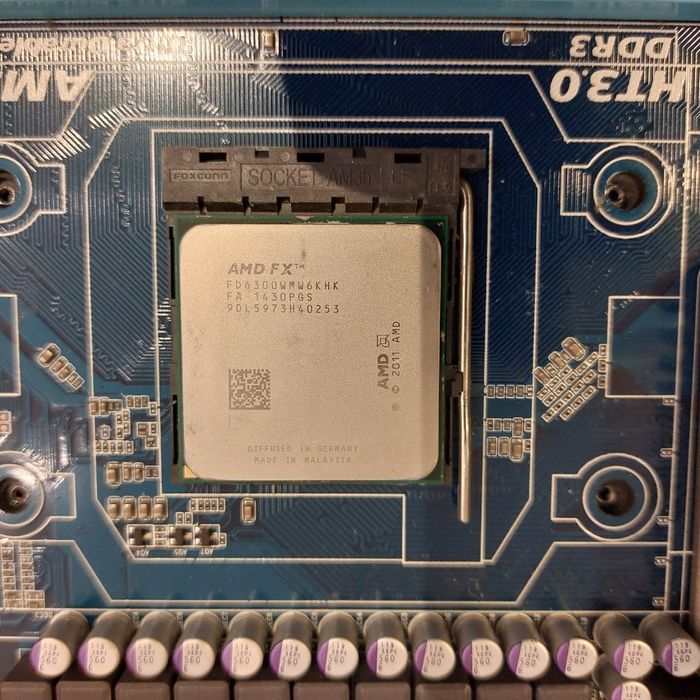 GIGABYTE GA-990XA-UD3  + cooler + AMD FX 6300
Procesor AMD FX-6300