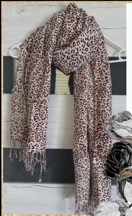 szal z printem leoparda. Długość 170 cm, szerokość 55 cm.