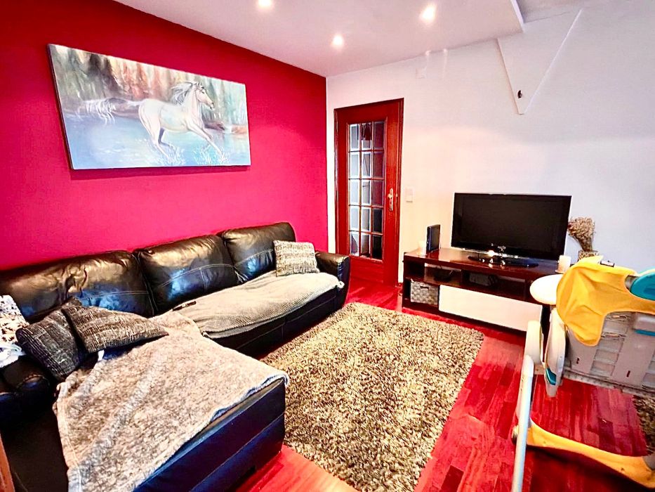 Apartamento T3 espaçoso com varanda e localização privilegiada