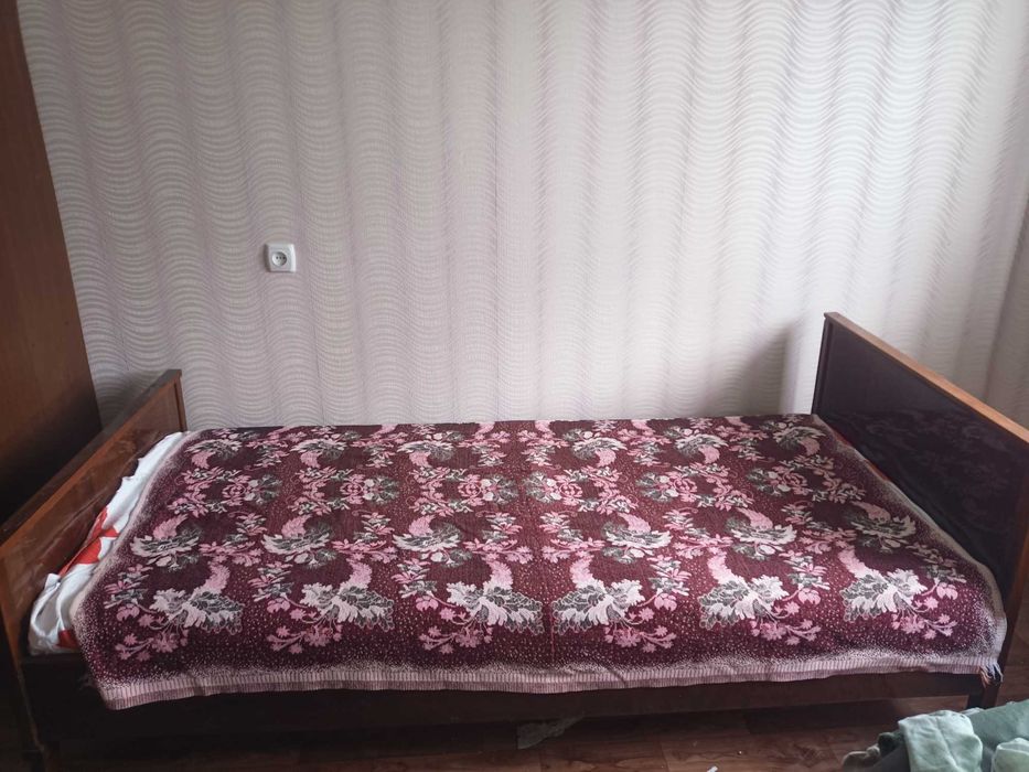 Ліжко дерев 'яне з матрасом