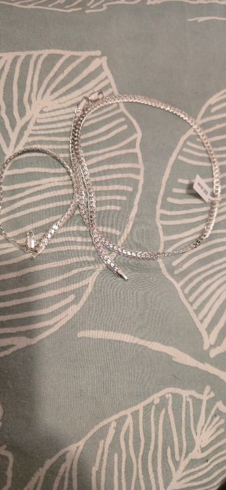 Lindo conjunto de colar e pulseira de prata genuína.