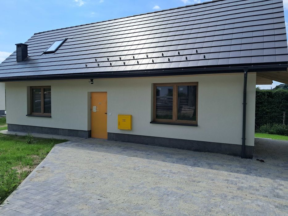 Śliczny dom pod lasem.