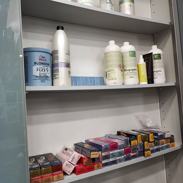 Material e equipamento para cabeleireiro