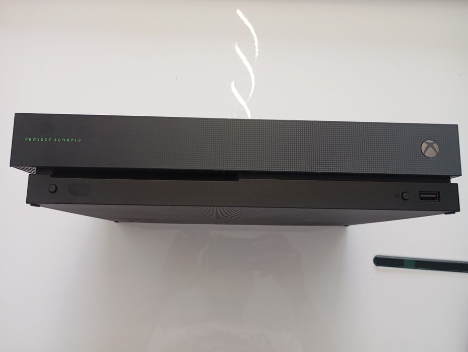 Xbox One X Project Scorpio 1TB c/comando e jogo