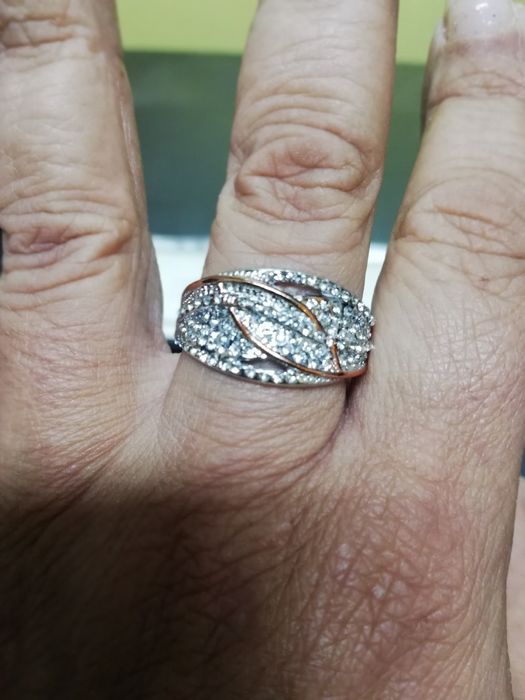 Anel de senhora com vidros brancos