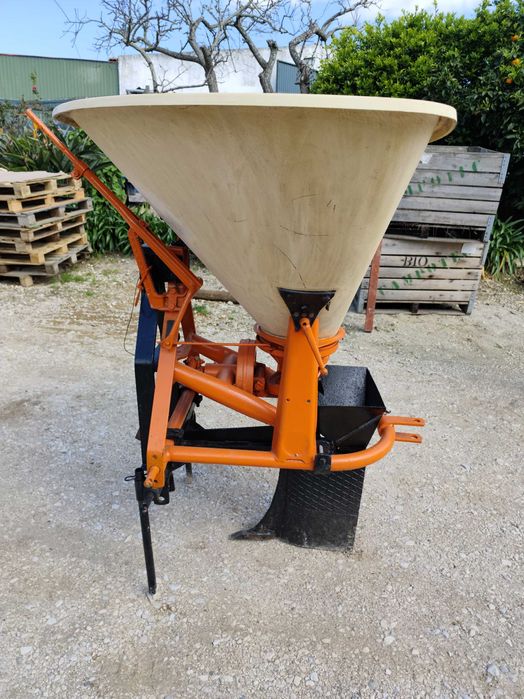 Adubador Vicon com Subsolador