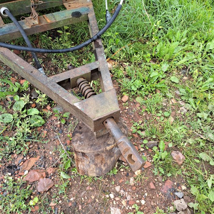 Прицеп тракторний самоски. Вантажо підйомність 1.8. 2 тони зернад