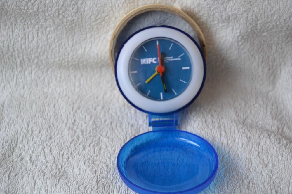 Годинник-будильник для подорожуючих